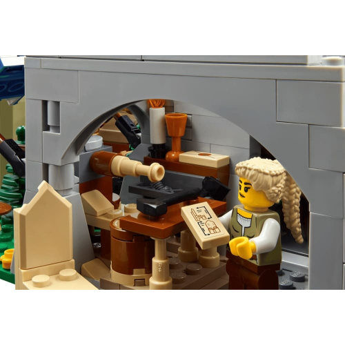 Конструктор LEGO Icons 10332 Средневековая городская площадь