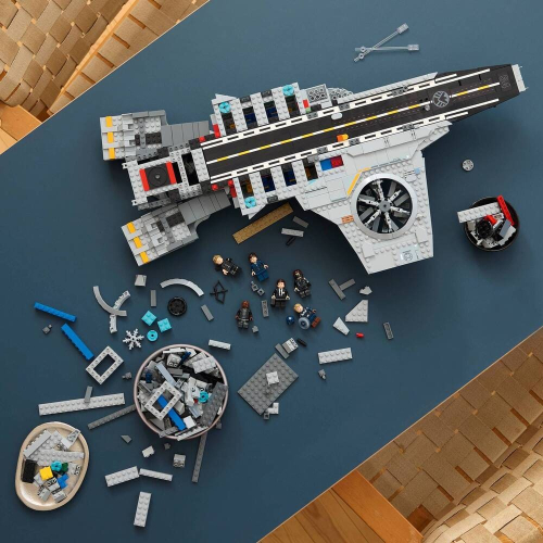 Конструктор LEGO Marvel 76354 Вертолетоносец SHIELD