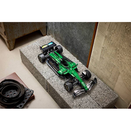 Конструктор LEGO Technic #42240 Voiture Aston Martin Aramco AMR25 F1
