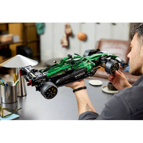 Конструктор LEGO Technic #42240 Voiture Aston Martin Aramco AMR25 F1